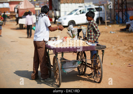 Vendeur d'aliments de rue au cours de la 'Camel Pushkar Fair'. Le Rajasthan, Inde. Banque D'Images