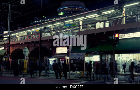 La gare de Yurakucho la nuit, Tokyo, Japon Banque D'Images