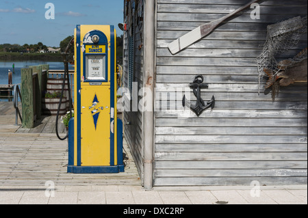 Vintage décorations nautiques au lac Sumter Landing dans les villages, en Floride, États-Unis d'un adulte de la communauté de retraite. Banque D'Images