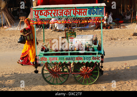 Boissons en vente dans une rue de Pushkar pendant le salon 'Chameau'. Le Rajasthan, Inde. Banque D'Images