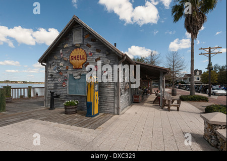 Vintage décorations nautiques au lac Sumter Landing dans les villages, en Floride, États-Unis d'un adulte de la communauté de retraite. Banque D'Images