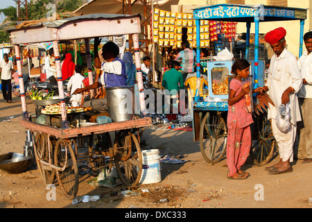 Les vendeurs d'aliments de rue au cours de la 'Camel Pushkar Fair'. Le Rajasthan, Inde. Banque D'Images