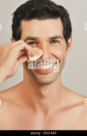 Les jeunes adultes masculins face avec tampon buvard Banque D'Images