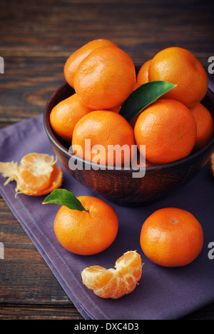 Bol avec de la mandarine sur un fond de bois Banque D'Images