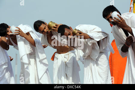 New Delhi, Inde. Mar 23, 2014. Le yoga le yoga au cours de la preuve des experts inde Yoga à Ram Lila Maidan à New Delhi, capitale de l'Inde, le 23 mars 2014. © Partha Sarkar/Xinhua/Alamy Live News Banque D'Images