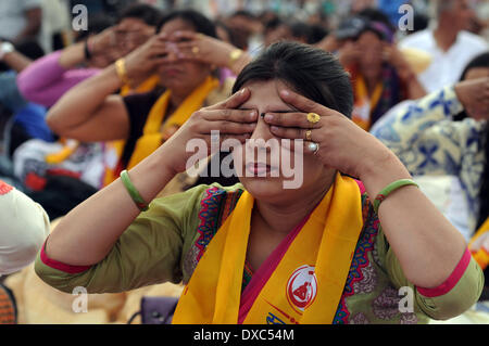 New Delhi, Inde. Mar 23, 2014. Les gens effectuer au cours de l'Inde yoga Yoga à Ram Lila Maidan à New Delhi, capitale de l'Inde, le 23 mars 2014. © Partha Sarkar/Xinhua/Alamy Live News Banque D'Images