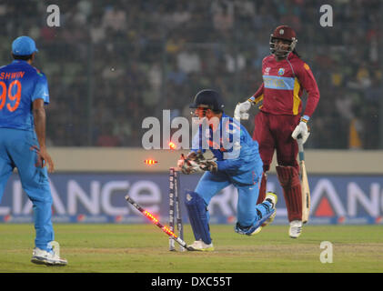 Dhaka, Bangladesh. Mar 23, 2014. Les joueurs de l'Inde faire concurrence au cours de l'ICC Twenty20 Cricket World Cup Match contre West Indies à Sher-e-bangla Stadium à Dhaka, Bangladesh, le 23 mars 2014. © Shariful Islam/Xinhua/Alamy Live News Banque D'Images