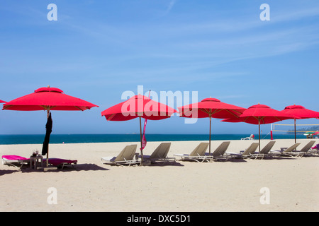 Parasols rouges sur Bang Tao Beach, Phuket, Thailand Banque D'Images