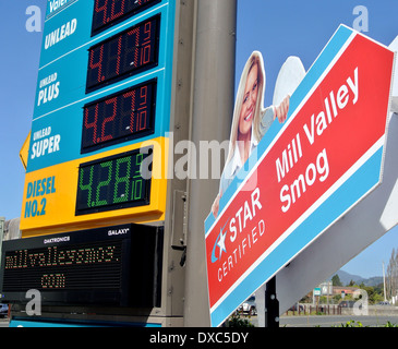 Les panneaux indiquant les prix de l'essence et le smog certificat en Mill Valley en Californie Banque D'Images