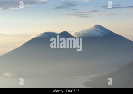 Volcan Toliman, 3153m, et, derrière elle, Volcan, Atltlan sur le lac Atitlan du Parque Ecológico Chuirxmola régional Banque D'Images
