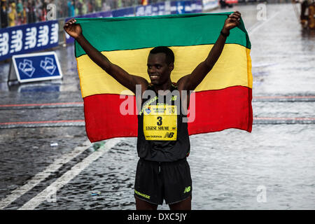 Rome, Italie - 23 mars 2014 : coureur éthiopien Hailu Shume Legese, 1ère, célèbre sur la ligne d'arrivée après avoir remporté la 20e édition du Marathon de Rome. Le Marathon de Rome (42 195 km), un label d'or de l'IAAF Road Race event, est un marathon annuel que les cours à travers les plus belles rues et lieux les plus emblématiques de la Ville Éternelle. 19,061 athlètes de 122 pays ont participé à la 20e édition . (Photo de Giuseppe Ciccia / Pacific Press) Credit : PACIFIC PRESS/Alamy Live News Banque D'Images