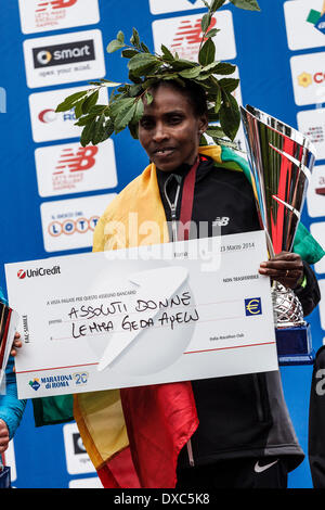 Rome, Italie - 23 mars 2014 : Geda Ayelu éthiopien Lemma, 1er sur le podium de la 20e édition du Marathon de Rome. Le Marathon de Rome (42 195 km), un label d'or de l'IAAF Road Race event, est un marathon annuel que les cours à travers les plus belles rues et lieux les plus emblématiques de la Ville Éternelle. 19,061 athlètes de 122 pays ont participé à la 20e édition . (Photo de Giuseppe Ciccia / Pacific Press) Credit : PACIFIC PRESS/Alamy Live News Banque D'Images