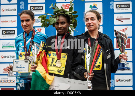 Rome, Italie - 23 mars 2014 : de (L) à (R) : Janat Marocain Hanane, 2nd, Geda Ayelu éthiopien Lemma, 1er, et à l'Italienne Emma Quaglia, 3ème, sur le podium de la 20e édition du Marathon de Rome. Le Marathon de Rome (42 195 km), un label d'or de l'IAAF Road Race event, est un marathon annuel que les cours à travers les plus belles rues et lieux les plus emblématiques de la Ville Éternelle. 19,061 athlètes de 122 pays ont participé à la 20e édition . (Photo de Giuseppe Ciccia / Pacific Press) Credit : PACIFIC PRESS/Alamy Live News Banque D'Images
