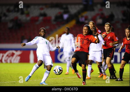 San Jose, Costa Rica. Mar 23, 2014. Bokiri du Nigeria (L) rivalise pour le bal avec le C. Huerta au cours de la phase de groupes match de la Coupe du Monde féminine de la fifa au stade National à San Jose, Costa Rica, le 23 mars 2014. © La Nacion/Xinhua/Alamy Live News Banque D'Images