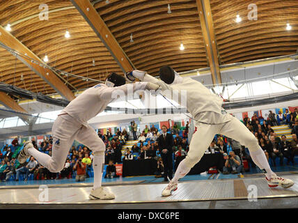 Vancouver, Canada. Mar 23, 2014. Fabian Kauter (R) de la Suisse est en concurrence avec le champion du monde Novosjelov Nikolai de l'Estonie lors de la finale de la Vancouver 2014 Grand Prix d'épée masculine championnat d'escrime à Richmond, Canada, le 23 mars 2014. Fabian Kauter a remporté la finale. © Sergei Bachlakov/Xinhua/Alamy Live News Banque D'Images