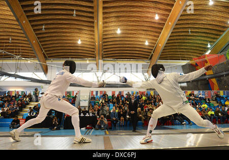 Vancouver, Canada. Mar 23, 2014. Fabian Kauter (R) de la Suisse est en concurrence avec le champion du monde Novosjelov Nikolai de l'Estonie lors de la finale de la Vancouver 2014 Grand Prix d'épée masculine championnat d'escrime à Richmond, Canada, le 23 mars 2014. Fabian Kauter a remporté la finale. © Sergei Bachlakov/Xinhua/Alamy Live News Banque D'Images