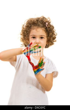 Petite fille aux mains dans les peintures colorées isolé sur fond blanc Banque D'Images