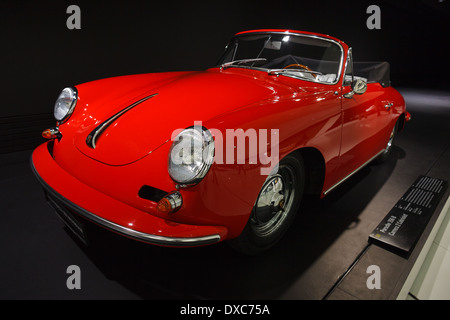 Stuttgart - 8 mars : Ancienne au musée Porsche Porsche le 8 mars 2014 à Stuttgart, Allemagne Banque D'Images