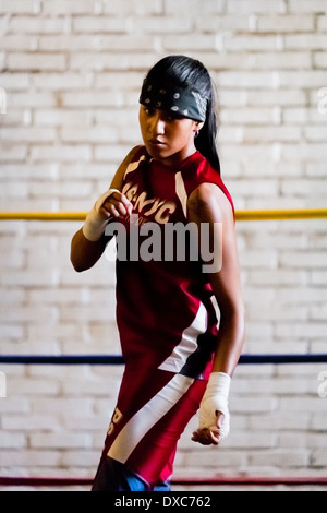 Geraldin Hamann, un jeune boxeur colombien de pure forme, les pratiques de formation dans l'boxing gym à Cali, Colombie. Banque D'Images