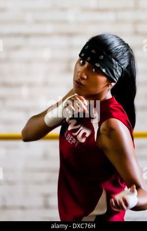 Geraldin Hamann, un jeune boxeur colombien de pure forme, les pratiques de formation dans l'boxing gym à Cali, Colombie. Banque D'Images