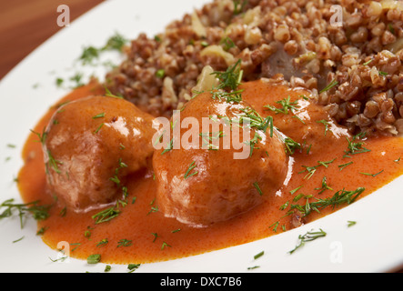 Boulettes de boeuf rôti avec du gruau de sarrasin sur une plaque Banque D'Images