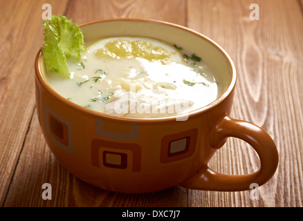 Avgolemono ou oeuf-citron méditerranéen - sauces et soupes faites avec l'oeuf et de citron Banque D'Images