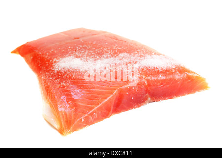 Filet de saumon salé cru isolé sur fond blanc