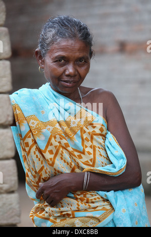 Femme debout dans Tribal robe traditionnelle. Tribu Santhal, Hansda (Goose) Hardidhekitand village, Bokaro, Jharkhand, India Banque D'Images