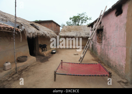 Maisons de boue Tribal et cour. tribu santhal, Hardhekitand village, district Bokaro, Jharkhand, India Banque D'Images