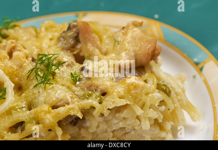 Un Américain est Tetrazzini à dish.Spaghetti avec du poulet, champignons et fromage parmesan frais râpé. Banque D'Images