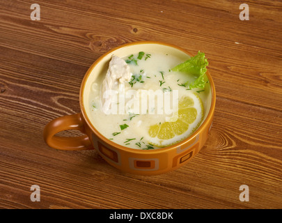 Avgolemono ou oeuf-citron méditerranéen - sauces et soupes faites avec l'oeuf et de citron Banque D'Images