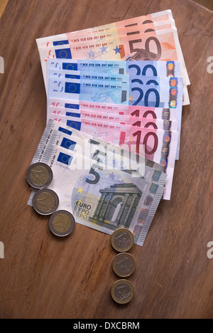 Euro argent en billets et pièces Banque D'Images