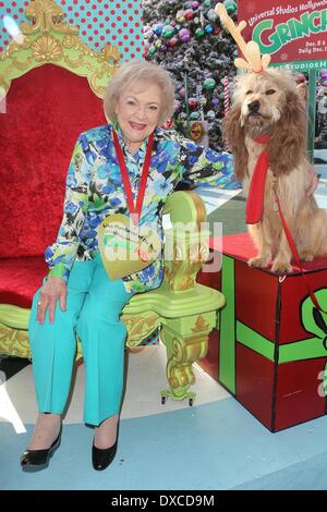 Betty White et Max le chien Betty White est présenté avec le 'Who-Manitarian de l'année à Universal Studios Hollywood Los Angeles, Californie - 06.12.12 comprend : Betty White et Max le chien où : Hollywood, California, United States Quand : 06 déc 2012 Banque D'Images