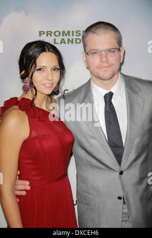 Matt Damon et Luciana Barroso Première de Focus' 'Terre Promise' - les arrivées à la Directors Guild Of America Los Angeles, Californie - 06.12.12 Avec : Matt Damon et Luciana Barroso Où : United States Quand : 06 déc 2012 Banque D'Images