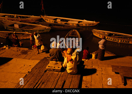 Tôt le matin sur les ghats devant le Gange, Varanasi. L'Inde. Banque D'Images