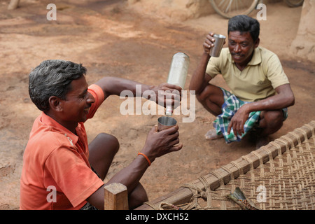 Les hommes des tribus de boire la bière de riz (Khadia). Tribu Santhal. Jarweadhi Bishangarh, village, district de bloc, Hazaribaug Jharkhand Banque D'Images