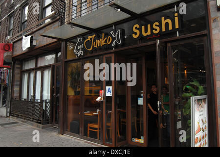 Atmosphère (extrême gauche) l'avant du salon de glace à Astoria, Queens, où un homme a passé sa dernière soirée en vie. Un homme, nommé Noel Polanco, a été abattu par un agent de police NYPD sur la Grand Central Parkway tôt jeudi matin (04OCT12) comprend : Atmosphère (extrême gauche) Quand : 04 Oct 2012 Banque D'Images