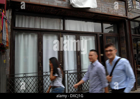 Atmosphère (extrême gauche) l'avant du salon de glace à Astoria, Queens, où un homme a passé sa dernière soirée en vie. Un homme, nommé Noel Polanco, a été abattu par un agent de police NYPD sur la Grand Central Parkway tôt jeudi matin (04OCT12) comprend : Atmosphère (extrême gauche) Quand : 04 Oct 2012 Banque D'Images