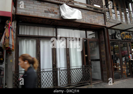 Atmosphère (extrême gauche) l'avant du salon de glace à Astoria, Queens, où un homme a passé sa dernière soirée en vie. Un homme, nommé Noel Polanco, a été abattu par un agent de police NYPD sur la Grand Central Parkway tôt jeudi matin (04OCT12) comprend : Atmosphère (extrême gauche) Quand : 04 Oct 2012 Banque D'Images