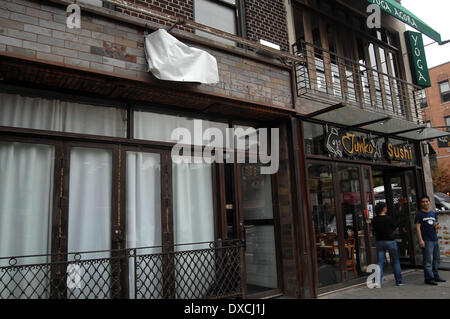 Atmosphère (extrême gauche) l'avant du salon de glace à Astoria, Queens, où un homme a passé sa dernière soirée en vie. Un homme, nommé Noel Polanco, a été abattu par un agent de police NYPD sur la Grand Central Parkway tôt jeudi matin (04OCT12) comprend : Atmosphère (extrême gauche) Quand : 04 Oct 2012 Banque D'Images