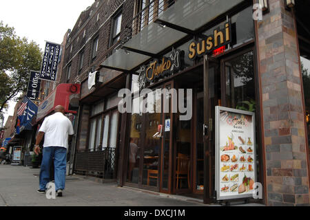 Atmosphère (extrême gauche) l'avant du salon de glace à Astoria, Queens, où un homme a passé sa dernière soirée en vie. Un homme, nommé Noel Polanco, a été abattu par un agent de police NYPD sur la Grand Central Parkway tôt jeudi matin (04OCT12) comprend : Atmosphère (extrême gauche) Quand : 04 Oct 2012 Banque D'Images