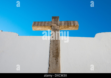 Religieux en pierre croix sur mur blanchis dans le vieux centre-ville de Faro, Algarve, Portugal Banque D'Images