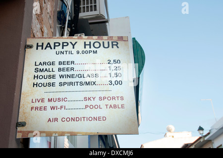 Happy hour affiche à l'extérieur d'un bar Banque D'Images