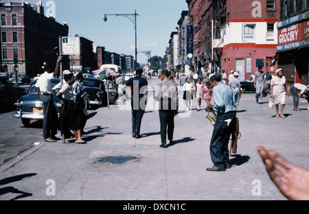 Scène de rue à Harlem, New York, avec le saxophoniste, 1958 Banque D'Images