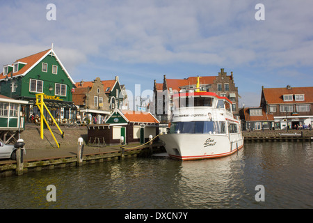 Le port de Volendam avec bateau de croisière Dutch en soleil du printemps Banque D'Images