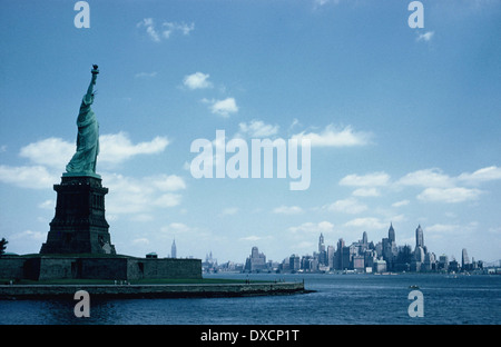 New York skyline avec Statue de la Liberté, 1958 Banque D'Images