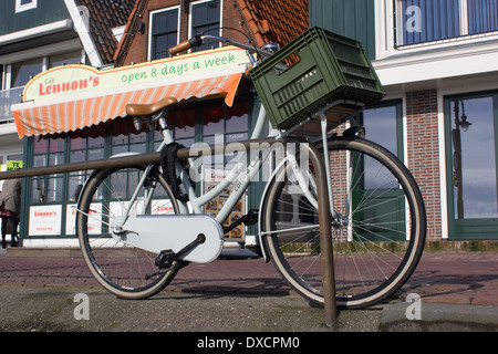 Light blue dutch vélo avec panier, Volendam, Hollande, Pays-Bas Banque D'Images