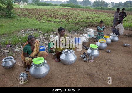 Les femmes tribales traditionnelles de vente de bière de riz, Hadia. Tribu Munda. Bartoli, village du district de Khunti Ranchi, Jharkhand, India Banque D'Images