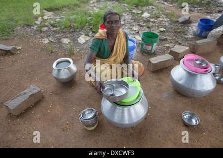 Les femmes tribales traditionnelles de vente de bière de riz, Hadia. Tribu Munda. Bartoli, village du district de Khunti Ranchi, Jharkhand, India Banque D'Images