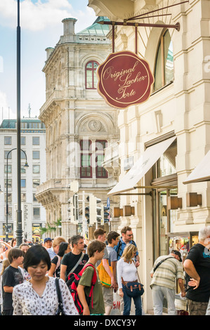 Scène de rue le centre-ville de Vienne, kaerntnerstrasse, café de l'hôtel Sacher, dans la partie supérieure un panneau : original gâteau Sacher Banque D'Images
